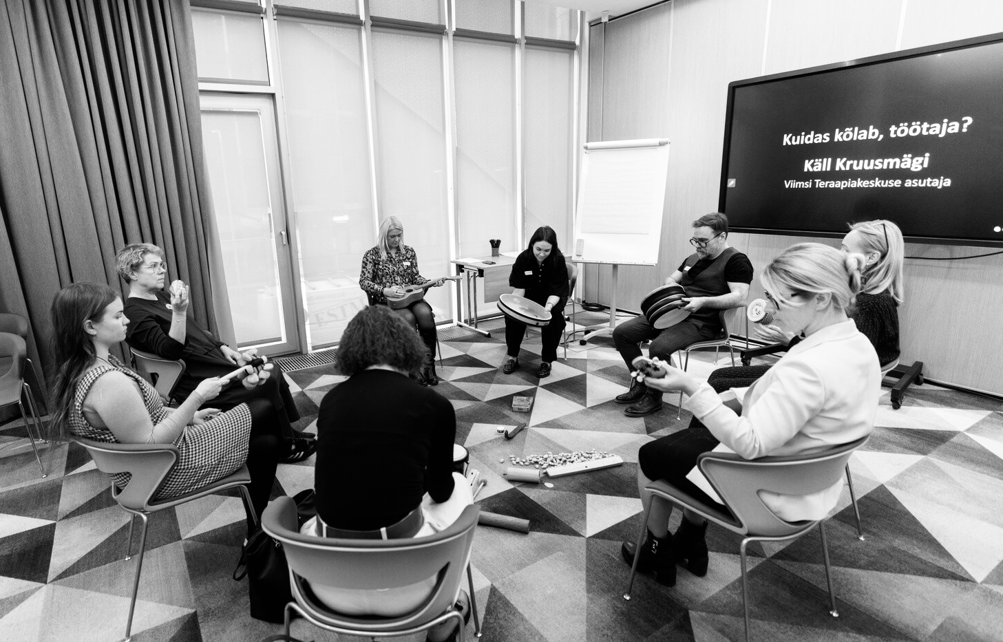 Koolitus „Kuidas kõlab, töötaja?“ — osalejad ringis pillidega